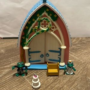 Teeny weeny families frog wedding